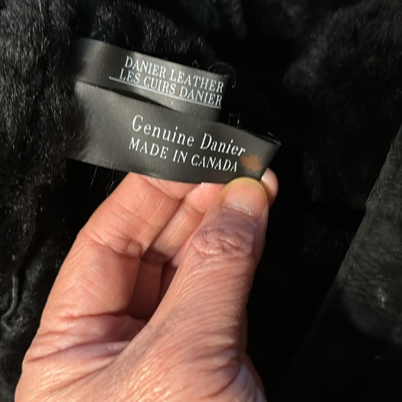 Vintagee Danier black sheepskin shearling coat, woman’s large - Picture 4 of 5